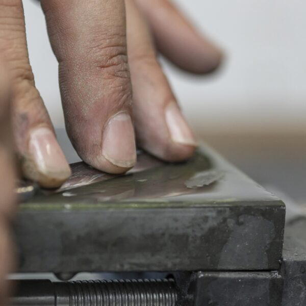 Handwerk bij het slijpen van een instrument